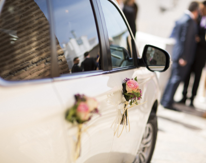 Décoration florale voiture mariés Champagne et Le Mans (72)